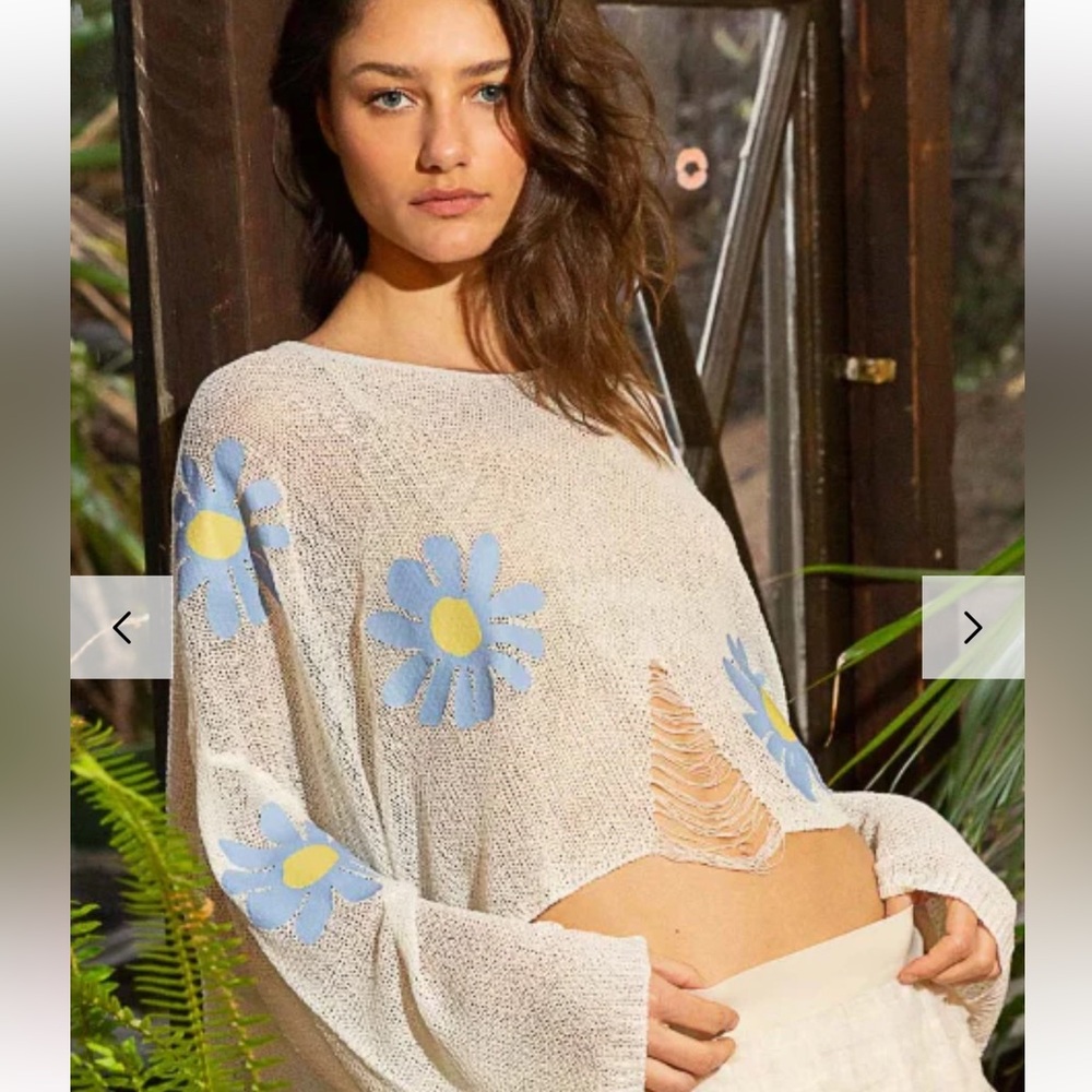 POL Long Sleeve Open Distressed Knit Flower Print
Knit Top Sz Large